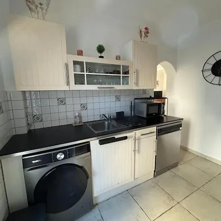 Apartment 2 Pieces En Rez-de-villa Avec Beau Jardin Pres Hyeres