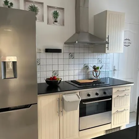 2 Pieces En Rez-de-villa Avec Beau Jardin Pres Apartment *