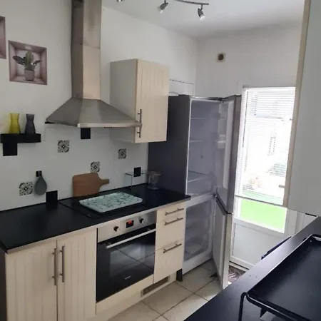 2 Pieces En Rez-de-villa Avec Beau Jardin Pres *