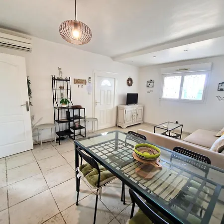 2 Pieces En Rez-de-villa Avec Beau Jardin Pres Apartament