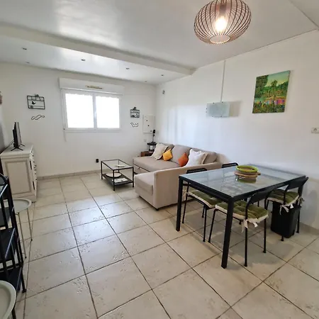 2 Pieces En Rez-de-villa Avec Beau Jardin Pres Hyères